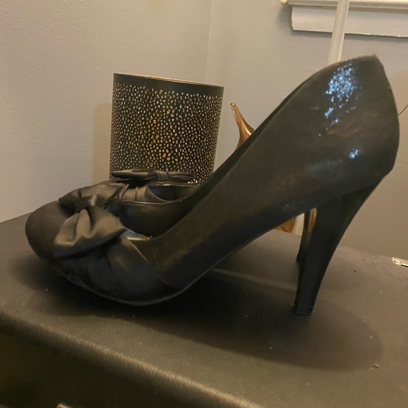 Gorgeous Shimmery Black Heels with Bow - Shoes - MixIt - Size 9 - Picture 3 of 5